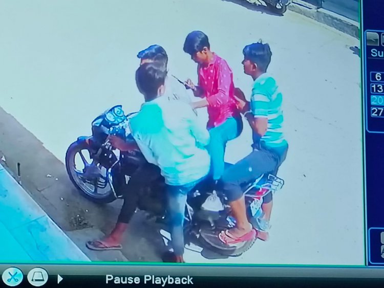 दुकान से जूते चोरी कर फरार हुए अज्ञात बाइक सवार युवक: लिखित सुचना के एक दिन बाद भी नहीं पहुंची पुलिस