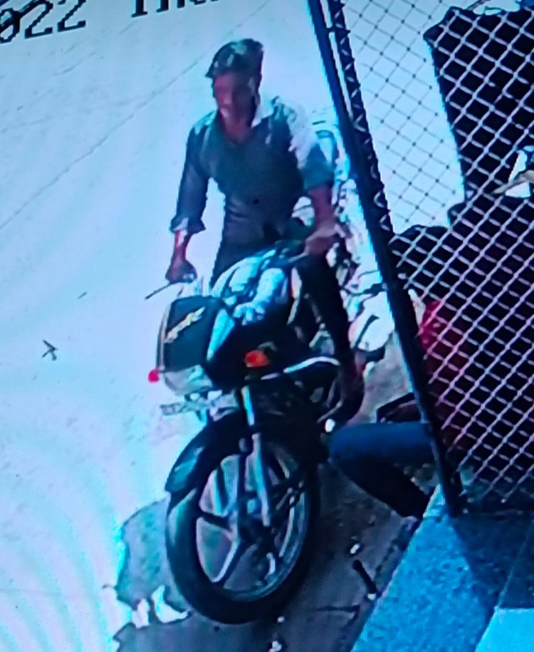 दुकान से जूते चोरी कर फरार हुए अज्ञात बाइक सवार युवक: लिखित सुचना के एक दिन बाद भी नहीं पहुंची पुलिस
