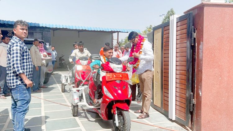विधायक हुडला ने दिव्यांगो को समाज कल्याण विभाग के माध्यम से निशुल्क स्कूटी की वितरण