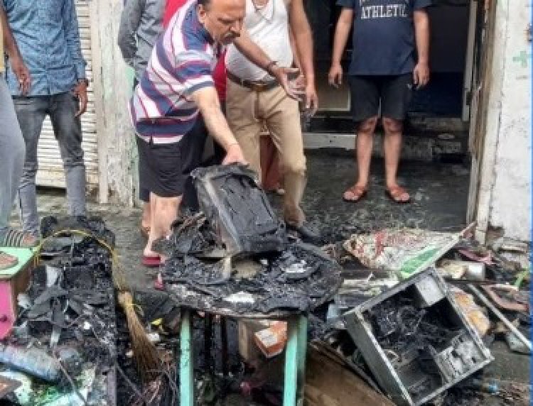 मुरली विलास रोड़ स्थित दुकान में लगी आग 6 लाख के उपकरण जलकर हुए राख