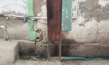 जिम्मेदारों की अनदेखी: ड़ीग कस्बे के पांडे मौहल्ला में जर्जर विद्युत पोल दे रहा हादसे को न्यौता