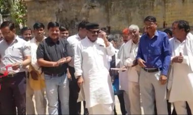 रामगढ़ पंचायत समिति के पीछे वाहन पार्किंग का फीता काटकर प्रधान नसरू खान ने किया उद्घाटन