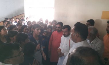 छात्राओ की समस्याए सुनने व निरीक्षण करने विद्यालय में अधिकारियों के साथ पहूँचे विधायक: कहा- अव्यवस्था किसी भी हालत में नहीं की जाएगी बर्दाश्त