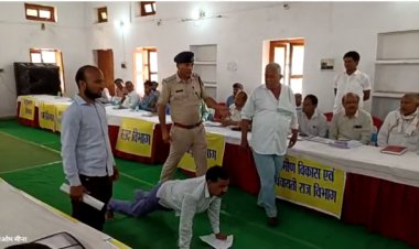 दंडवत परिक्रमा लगाते हुए चम्बल के पानी की मांग करने पहुंचे परिवादी विजय मिश्रा, पुलिस ने दण्डवत से रोका  हो गई गर्मागर्मी