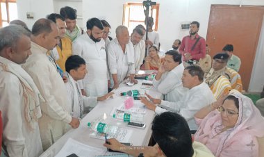 आवास योजना में हुए घोटाले की पुनः जांच कराने के लिए सरपंच संघ कामां ने पंचायत राज मंत्री को सौंपा ज्ञापन