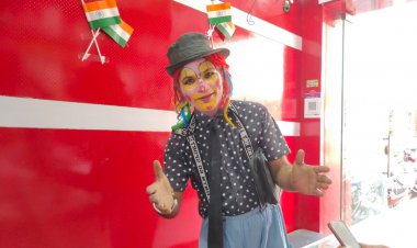 जब सारा समाज ही भेष  बदल रहा है तो हमे कोई क्यों पुछेगा क्योंकि हम है बहरूपिया