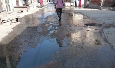 नालियों की सफाई नहीं होने से मुख्य मार्ग पर बह रहा गंदा पानी: विद्यार्थियों को कीचड़ वाले रास्ते से निकालकर जाना पड़ रहा स्कूल, ग्रामीणों में आक्रोश