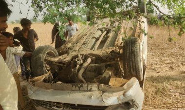 डीग - कामा मार्ग पर अनियंत्रित होकर खेतों में पलटी कार, बाल-बाल बचा चालक