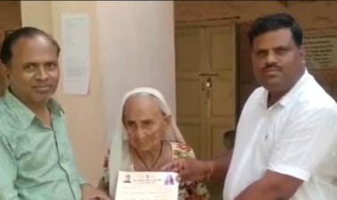 105 वर्षीय महिला को मेड़ता नगरपालिका से मिला पट्टा
