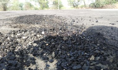 काला कारनामा: भ्रष्टाचार के भेंट चढी अधिकारियों की उपस्थिति में बनी डामरीकरण सड़क, हाथ से टुट रही, घटिया सामग्री का उपयोग होने का अंदेशा