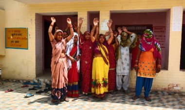 रामगढ़ के अलावड़ा में ग्रामसभा का हुआ आयोजन: पेयजल समस्या समाधान की मांग को लेकर महिलाऐं हंगामा करती आई नजर