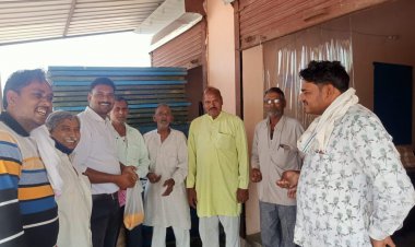 28 अप्रेल को अलवर में होने वाली महापंचायत में आने के लिए सैनी समाज के लोगों को पीले चावल बांट दिया न्यौता