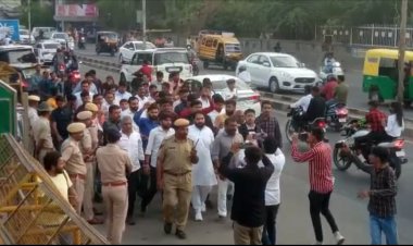 विकास अधिकारी को बर्खास्त करने को लेकर आरएलपी के कार्यकर्ताओं पहुंचे कलेक्ट्री