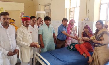 मरिजों को फल, मिठाई व बिस्कुट बांटकर मनाई सैन जयंती