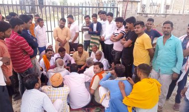 बिजली से परेशान ग्रामीणो ने बिजली घर का जडा ताला, एसडीएम के आश्वासन के बाद माने ग्रामीण