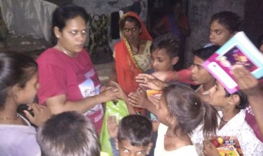 कौमी एकता की मिशाल: रोजेदार रुखसार ने अंजली के साथ गरीब बच्चों को बुक्स व फल किए वितरित