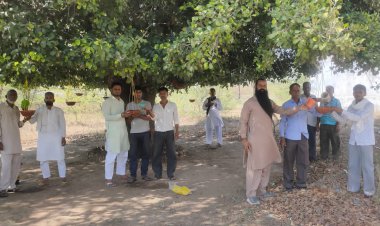 जुम्मातूल विदा के मुबारक़ मौके पर 100 वर्ष पुराने पेड़ पर बांधे 11 परिंडे