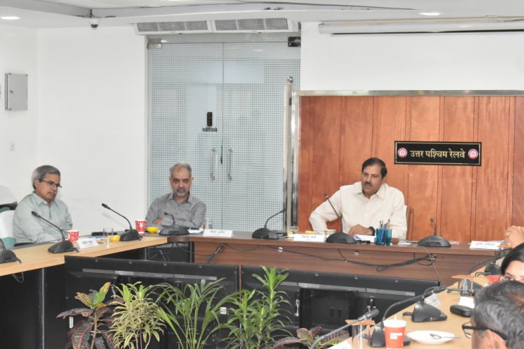 महाप्रबंधक-उत्तर पश्चिम रेलवे की विभागाध्यक्ष और मण्डल रेल प्रबंधको के साथ बैठक: आधारभूत परियोजनाओं को पूर्ण करने व सुरक्षा पर विशेष ध्यान के दिए निर्देश