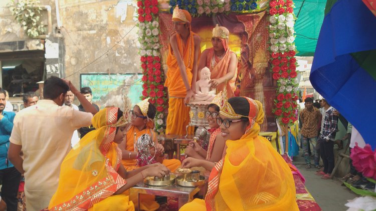 महावीर जयंती पर मकराना में निकला भव्य जुलूस, मुस्लिम समुदाय ने पुष्प वर्षा कर किया स्वागत