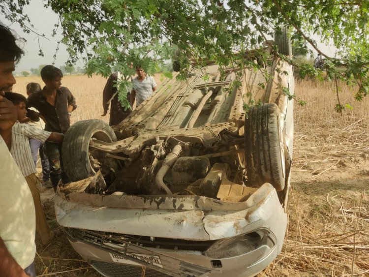 डीग - कामा मार्ग पर अनियंत्रित होकर खेतों में पलटी कार, बाल-बाल बचा चालक