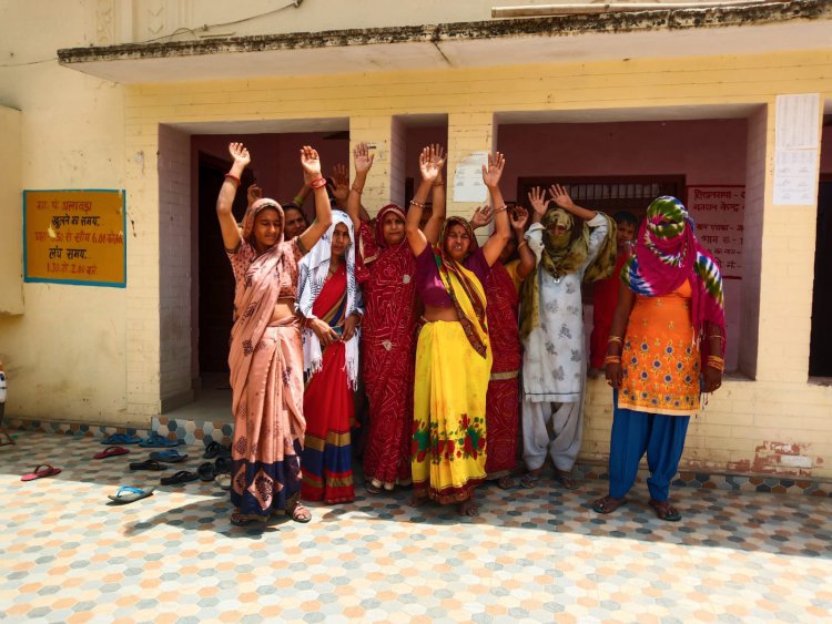 रामगढ़ के अलावड़ा में ग्रामसभा का हुआ आयोजन: पेयजल समस्या समाधान की मांग को लेकर महिलाऐं हंगामा करती आई नजर