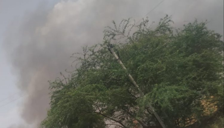 लाडपुर में गांव से बाहर पड़े इंधन में लगी भीषण आग, जलकर हुआ राख