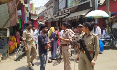 मानवता की मिसाल:  बुजुर्ग महिला को नंगे पैर देख महिला पुलिस अधिकारी का पसीजा दिल