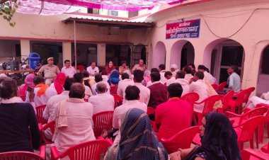 धार्मिक त्यौहारों पर शांति व्यवस्था बनाए रखने को लेकर रामगढ़ मे पुलिस एवं प्रशासनिक अधिकारियों ने सीएलजी सदस्यों की ली बैठक