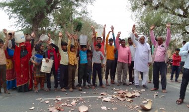 ककराना ढाणी के गुलाबपुरा में पानी की किल्लत से मची त्राहि, लोग सड़क पर प्रदर्शन को हुए मजबूर