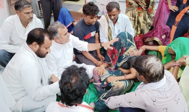 मृतक केशव सैन के परिजनों को ढाँढस बधाने रैणी के गढ़ीसवाईराम पहूँचे मंत्री महेन्द्र गहलोत