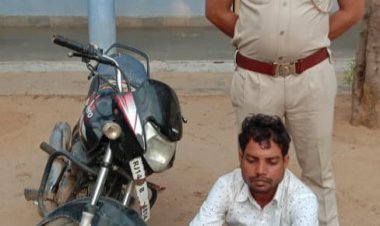 पान्होरी मे फर्जी नंबर प्लेट लगाकर बाइक चलाते युवक गिरफ्तार, बाइक जब्त