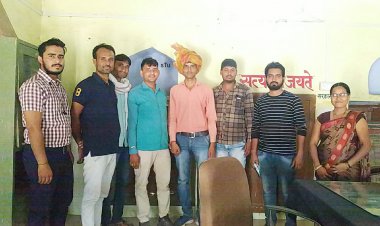 उपखंड कार्यालय में कार्यरत सूचना सहायकों का प्रमोशन होने पर तहसील कार्यालय में किया स्वागत