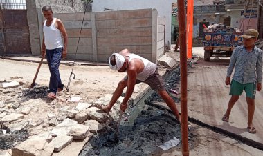 सरकारी फंड का दुरुपयोग: ग्राम पंचायत ने की सफाई के नाम पर की लिपापोती, ग्रामीणों ने की गंदी नालियों की सफाई