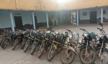 चोरी की 21 मोटरसाइकिल के साथ 17 वाहन चोर  व 14 साल से फरार 3000 रुपये इनामी बदमाश गिरफ्तार