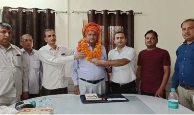 कामा विकास अधिकारी वीरेंद्र सिंह बुंदेल ने किया पदभार ग्रहण, कर्मचारियों ने फूलमाला व साफा बांधकर किया स्वागत