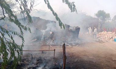 विद्युत लाइन की चिंगारी ने पकड़ी आग, मजदूर के आशियाने सहित सपने हुए खाक