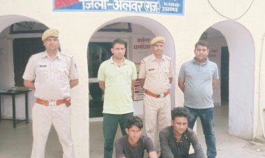 बाइक चालक के साथ मारपीट व लूट की घटना को अंजाम देने वाले दो शातिर बदमाशों को रामगढ़ पुलिस ने किया गिरफ्तार, एक फरार