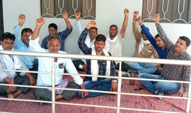 मकराना ब्लॉक के मनरेगा कार्मिकों ने विभिन्न मांगों को लेकर दिया धरना