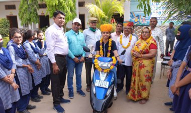 कनिका शर्मा को पुरस्कार में मिली स्कूटी: राजस्थान सरकार द्वारा मेधावी छात्रा स्कूटी योजना में हुआ चयन