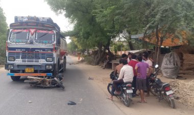 संतुलन बिगड़ने से टैंकर की चपेट में आई बाइ, गंभीर रूप से घायल बाइक सवार को ग्रामीणों ने चिकित्सालय में कराया भर्ती