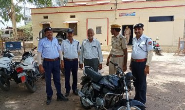 दो माह पूर्व चेकिंग के दौरान पकड़ी गई गाड़ी मालिक को सोंपी