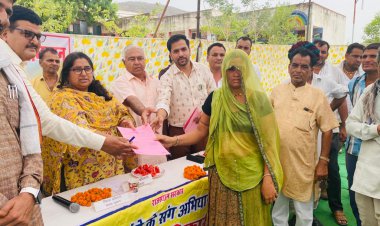 एसडीएम  ने सरपंच को लगाई फटकार जानिए क्यो