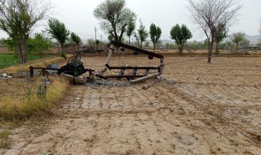 तूफान से कुए और घरेलू बिजली के ट्रांसफर्मर गिरने से लोग बैठे हैं अंधेरे में,गहराया पानी का संकट