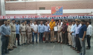 रेल मंत्री ने  रेलवे ट्रेक पर एक महिला व दो बच्चों की जान बचाने वाले हैड कांस्टेबल का किया  सम्मान