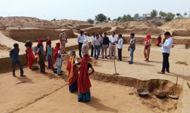 जिला कलक्टर ने किया मनरेगा कार्यों का निरीक्षण: जोहड़ खुदाई के कार्य में मिली खामिया