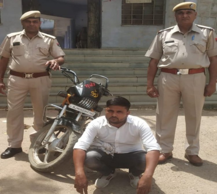 डीग पुलिस की कार्यवाही: चोरी की बाइक पर फर्जी नंबर प्लेट लगाकर चलाते हुए एक गिरफ्तार