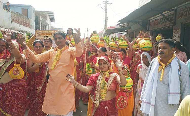 श्रीमद्भागवत सप्ताह कथा को लेकर कठूमर कस्बे के प्रमुख मार्गों से निकाली गई भव्य मंगल कलश यात्रा