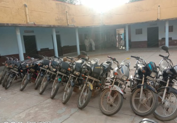 चोरी की 21 मोटरसाइकिल के साथ 17 वाहन चोर  व 14 साल से फरार 3000 रुपये इनामी बदमाश गिरफ्तार