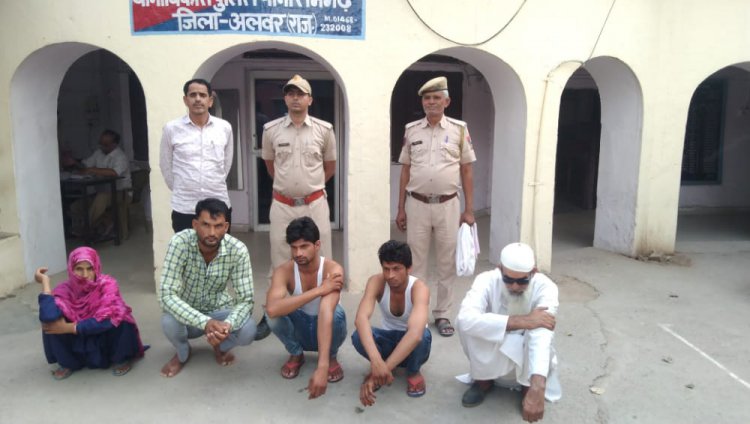 विवाहिता की दहेज हत्या के मामले में रामगढ़ थाना पुलिस ने 5 आरोपियों को किया गिरफ्तार