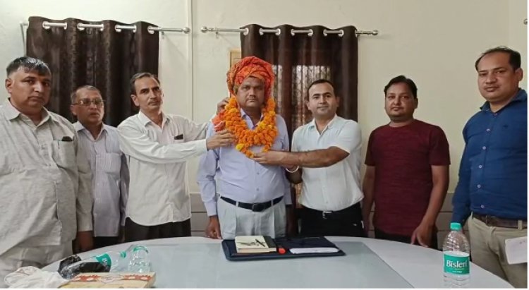 कामा विकास अधिकारी वीरेंद्र सिंह बुंदेल ने किया पदभार ग्रहण, कर्मचारियों ने फूलमाला व साफा बांधकर किया स्वागत